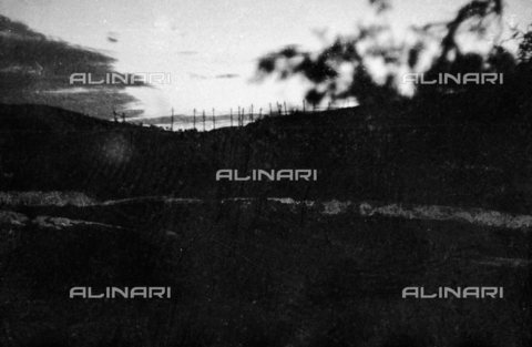 UAQ-S-000061-0160 - Spanish Civil War 1936-1939: Section of barbed wire in the gloom - Date of photography: 1937-1939 - Alinari Archives, Florence