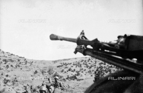 UAQ-S-000061-0171 - Spanish Civil War 1936-1939: A machine gun in the foreground and some soldiers in the background - Date of photography: 1937-1939 - Alinari Archives, Florence