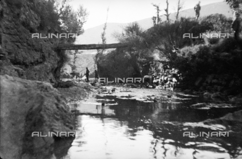 UAQ-S-000061-0173 - Spanish Civil War 1936-1939: Soldiers at a river - Date of photography: 1937-1939 - Alinari Archives, Florence