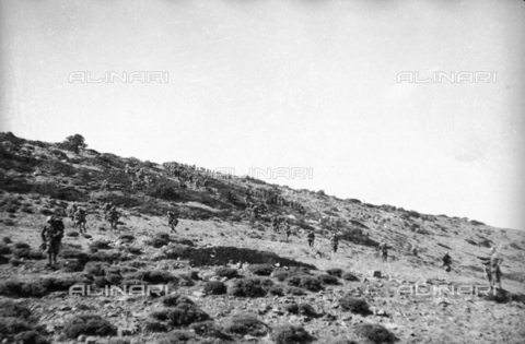 UAQ-S-000061-0174 - Spanish Civil War 1936-1939: Soldiers who descend running a hill under fire - Date of photography: 1937-1939 - Alinari Archives, Florence