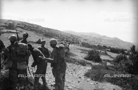 UAQ-S-000061-0179 - Spanish Civil War 1936-1939: Soldiers during a stop - Date of photography: 1937-1939 - Alinari Archives, Florence