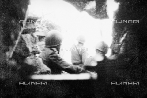UAQ-S-000061-0201 - Spanish Civil War 1936-1939: Soldiers in a trench - Date of photography: 1937-1939 - Alinari Archives, Florence