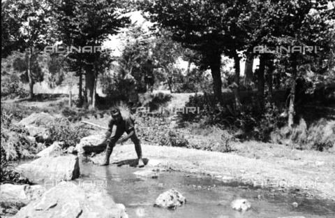 UAQ-S-000061-0208 - Spanish Civil War 1936-1939: Soldier while you wash in the river at Rio Albentosa (Teruel) - Date of photography: 07/1938 - Alinari Archives, Florence