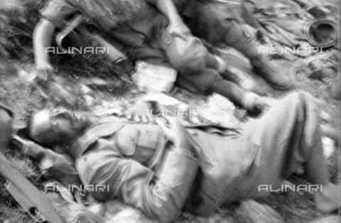 UAQ-S-000061-0229 - Spanish Civil War 1936-1939: Wounded soldier lying on the ground - Date of photography: 1937-1939 - Alinari Archives, Florence