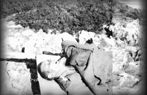 UAQ-S-000061-0230 - Spanish Civil War 1936-1939: The dead body of a soldier on a stretcher - Date of photography: 1937-1939 - Alinari Archives, Florence