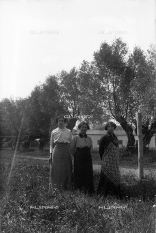 UAQ-S-001002-1002 - Campo di internamento di Katzenau, periferia di Linz, Austria: tre giovani donne - Data dello scatto: 1915-1918 - Archivi Alinari, Firenze