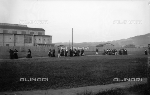 UAQ-S-001002-1006 - Campo di internamento di Katzenau, periferia di Linz, Austria: gruppo di suore condotte al Campo - Data dello scatto: 1915-1918 - Archivi Alinari, Firenze