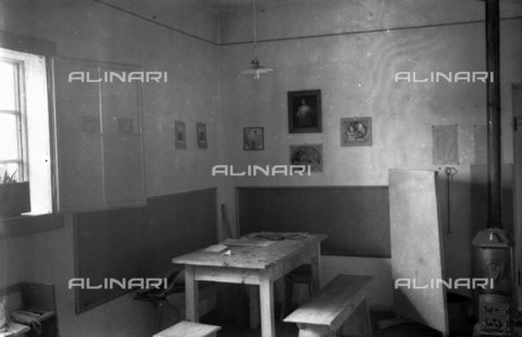 UAQ-S-001002-1011 - Campo di internamento di Katzenau, periferia di Linz, Austria: la camera di un prigioniero - Data dello scatto: 1915-1918 - Archivi Alinari, Firenze