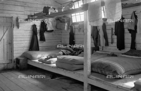 UAQ-S-001002-1014 - Campo di internamento di Katzenau, periferia di Linz, Austria: una camera dei prigionieri - Data dello scatto: 1915-1918 - Archivi Alinari, Firenze