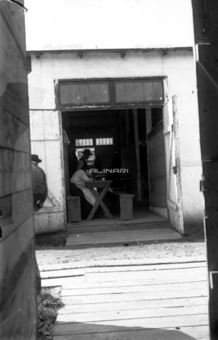 UAQ-S-001002-2004 - Campo di internamento di Katzenau, periferia di Linz, Austria: l'ingresso di una baracca - Data dello scatto: 1915-1918 - Archivi Alinari, Firenze