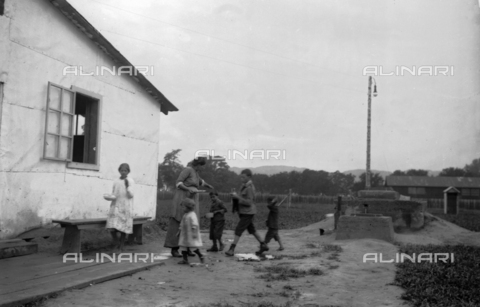 UAQ-S-001002-2005 - Campo di internamento di Katzenau, periferia di Linz, Austria: bambini all'interno del Campo - Data dello scatto: 1915-1918 - Archivi Alinari, Firenze