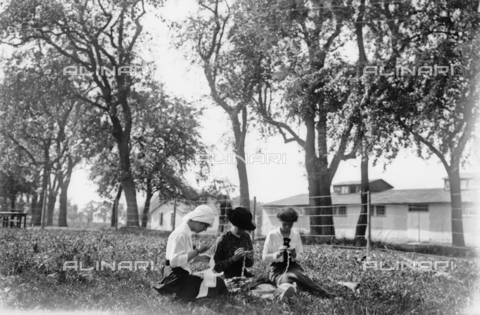 UAQ-S-001002-3001 - Campo di internamento di Katzenau, periferia di Linz, Austria: alcune donne lavorano all'uncinetto - Data dello scatto: 1915-1918 - Archivi Alinari, Firenze