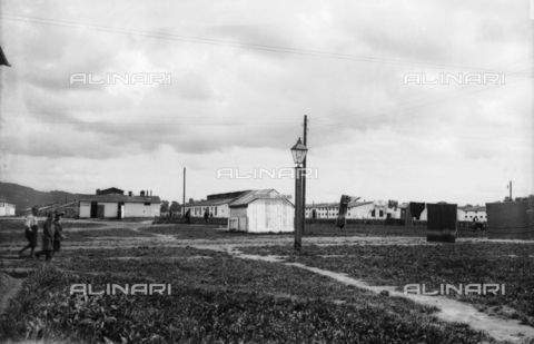 UAQ-S-001002-3006 - Campo di internamento di Katzenau, periferia di Linz, Austria: alcune baracche - Data dello scatto: 1915-1918 - Archivi Alinari, Firenze