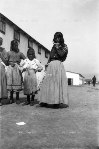 UAQ-S-001002-3008 - Campo di internamento di Katzenau, periferia di Linz, Austria: ragazze davanti alle baracche - Data dello scatto: 1915-1918 - Archivi Alinari, Firenze