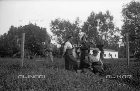 UAQ-S-001002-3011 - Campo di internamento di Katzenau, periferia di Linz, Austria: gruppo di prigioniere - Data dello scatto: 1915-1918 - Archivi Alinari, Firenze