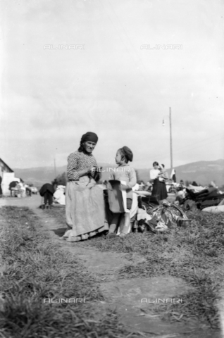 UAQ-S-001002-4005 - Campo di internamento di Katzenau, periferia di Linz, Austria: donne con bambini - Data dello scatto: 1915-1918 - Archivi Alinari, Firenze
