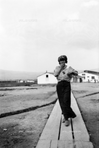 UAQ-S-001002-4006 - Campo di internamento di Katzenau, periferia di Linz, Austria: una donna del Campo - Data dello scatto: 1915-1918 - Archivi Alinari, Firenze