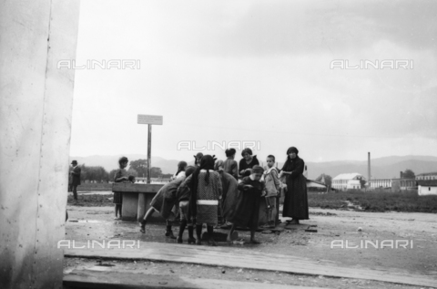 UAQ-S-001002-4007 - Campo di internamento di Katzenau, periferia di Linz, Austria: donne con bambini - Data dello scatto: 1915-1918 - Archivi Alinari, Firenze