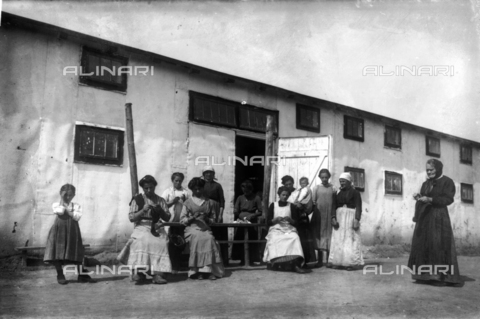 UAQ-S-001002-4009 - Campo di internamento di Katzenau, periferia di Linz, Austria: un gruppo di donne davanti a una baracca - Data dello scatto: 1915-1918 - Archivi Alinari, Firenze