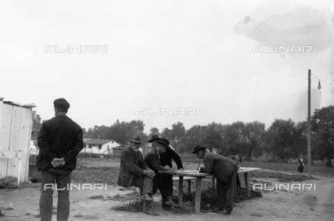 UAQ-S-001002-5010 - Campo di internamento di Katzenau, periferia di Linz, Austria: un gruppo di prigionieri - Data dello scatto: 1915-1918 - Archivi Alinari, Firenze