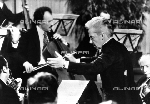 ULL-F-015969-0000 - Herbert von Karajan directing the orchestra during a concert in 1973 - Date of photography: 1973 - Ullstein Bild / Alinari Archives