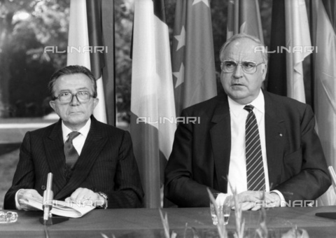 ULL-F-152754-0000 - Chancellor Helmut Kohl with the Italian prime minister Giulio Andreotti during a joint press conference at the Federal Chancellery in Bonn - Date of photography: 18/10/1989 - Ullstein Bild / Alinari Archives