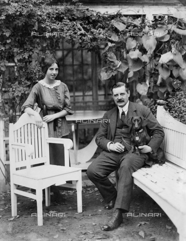 ULL-F-159162-0000 - The architect, painter and graphic designer Peter Behrens (1868-1940) pictured with his &#8203;&#8203;daughter in the garden of his home in Neubabelsberg - Date of photography: 1914 - Waldemar Titzenthaler / Ullstein Bild / Alinari Archives