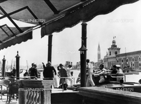 ULL-F-257587-0000 - Adolf Hitler arriva al Grand Hotel sul Canal Grande a Venezia. Sullo sfondo Punta della Dogana e il campanile della chiesa di San Giorgio Maggiore - Data dello scatto: 14/06/1934 - Ullstein Bild / Archivi Alinari