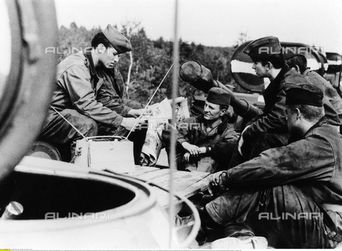 ULL-F-393790-0000 - Soldati del NVA (esercito della Repubblica Democratica Tedesca) durante l'occupazione di Praga da parte delle forze del Patto di Varsavia - Data dello scatto: 01/09/1968 - P/F/H / Ullstein Bild / Archivi Alinari