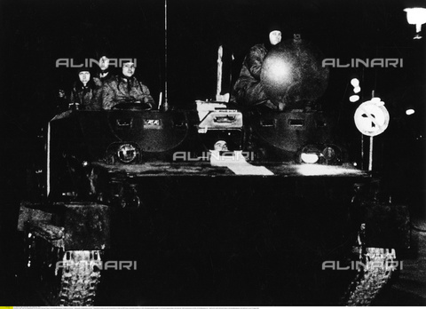 ULL-F-393792-0000 - Soldati NVA (esercito della Repubblica Democratica Tedesca) su un carro armato durante l'occupazione da parte delle forze del Patto di Varsavia - Data dello scatto: 19/08/1968 - P/F/H / Ullstein Bild / Archivi Alinari