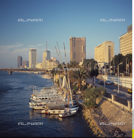 ULL-F-543971-0000 - View of the east bank of the Nile, Cairo - Date of photography: 2001 - Kanus / Ullstein Bild / Alinari Archives