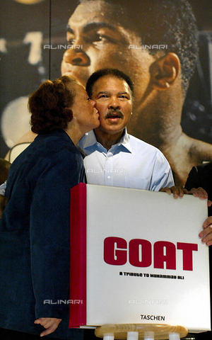 ULL-F-646268-0000 - Frankfurt Book Fair: the boxer Muhammad Ali Cassius Clay (1942-2016) being kissed by wife Yolanda (Lonnie) during the presentation of the book "Greatest Of All Time (GOAT)" - Date of photography: 09/10/2003 - DDP / Ullstein Bild / Alinari Archives
