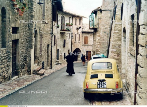 ULL-F-756997-0000 - View of a little street in Assisi where is parked a Fiat 500, Umbria, Italy, 2004 - Date of photography: 2004 - Pachot / Ullstein Bild / Alinari Archives