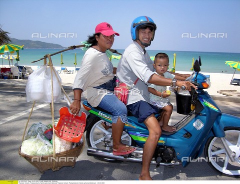 ULL-F-763431-0000 - Thai Family on a motor-cycle, 3rd of March, 2005 - Date of photography: 2005 - Wodicka / Ullstein Bild / Alinari Archives