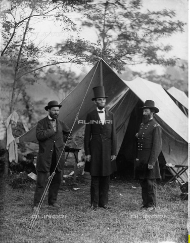 ULL-F-823970-0000 - Allan Pinkerton, the President Abraham Lincoln and the General McClellan Army near a tent of the Potomac Army - Date of photography: 10/1862 - Pachot / Ullstein Bild / Alinari Archives