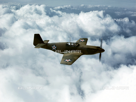 ULL-F-824545-0000 - World War II: American military plane Mustang P-51 in flight - Date of photography: 1942 - Pachot / Ullstein Bild / Alinari Archives