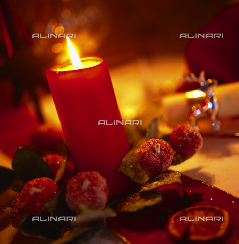 ULL-F-840200-0000 - Christmas candle, a Christmas decoration for the table - Date of photography: 2006 - Innerhofer / Ullstein Bild / Alinari Archives