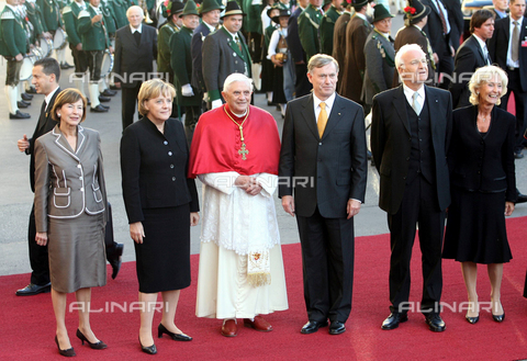 ULL-F-857885-0000 - Pope Benedict XVI (Josef Ratzinger) in Munich with the President of Germany Horst Koehler and his wife Eva Luise, the Chancellor of Germany Angela Merkel and the President of the state of Bavaria Edmund Stoiber, 09.09.2006 - Date of photography: 09.09.2006 - Ullstein Bild / Alinari Archives