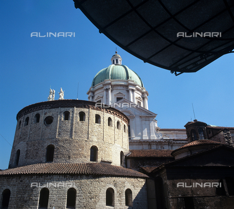 ULL-F-895807-0000 - The Old Cathedral (Rotonda) of Brescia with the dome of the New Cathedral in the background - Date of photography: 19/07/2006 - Lederbogen/CARO / Ullstein Bild / Alinari Archives