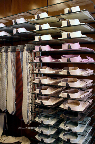 ULL-F-938561-0000 - Camicie e cravatte in un negozio di tessili - Data dello scatto: 04.07.2007 - Wodicka / Ullstein Bild / Archivi Alinari