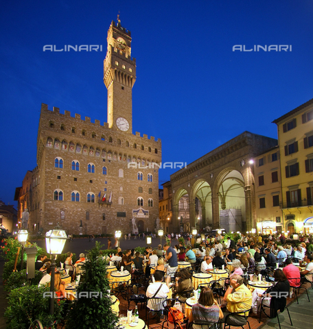 ULL-S-000101-6002 - People sitting at a cafe in Piazza della Signoria, Florence - Date of photography: 08/10/2008 - Wodicka / Ullstein Bild / Alinari Archives