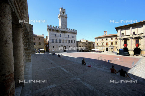 ULL-S-000103-2077 - View of Piazza Grande to the town hall in Montepulciano - Date of photography: 09/05/2008 - Wodicka / Ullstein Bild / Alinari Archives