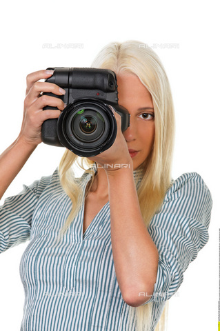 ULL-S-000104-2881 - Una giovane donna con una fotocamera reflex digitale - Data dello scatto: 24/02/2009 - Wodicka / Ullstein Bild / Archivi Alinari