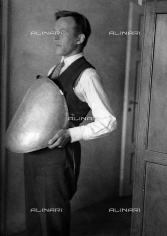 ULL-S-000108-2211 - Finland struggle against smuggling of alcohol: man shows the container used by smugglers to transport alcohol - Date of photography: 1931 - Felix H. Man / Ullstein Bild / Alinari Archives