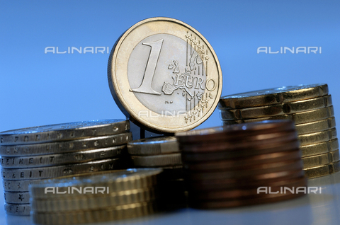 ULL-S-009006-0150 - Alcune monete da 1 Euro - Data dello scatto: 15.10.2008 - Ecopix Fotoagentur / Ullstein Bild / Archivi Alinari
