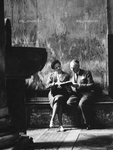VAA-F-002325-0000 - Two people sitting in a church - Date of photography: 1960 ca. - Alinari Archives, Florence