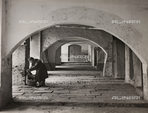 VAA-F-004989-0000 - "Environment, motto: Quattro Fontane": woman with tub under a porch - Date of photography: 1950-1955 - Alinari Archives, Florence