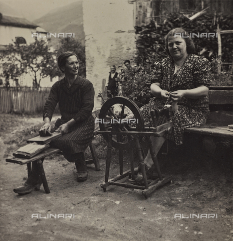 VMC-F-001928-0000 - Spinning with spinning wheel - Date of photography: 1941 - Alinari Archives, Florence
