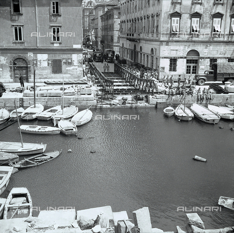 WMA-F-006817-0000 - Bailey bridge in via Trento in Trieste - Date of photography: 1950 ca. - Alinari Archives, Florence