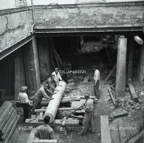 WMA-F-006827-0000 - A column pulled down by workers in the atrium of palazzo Hierschel in Trieste - Date of photography: 3/09/1950 - Alinari Archives, Florence